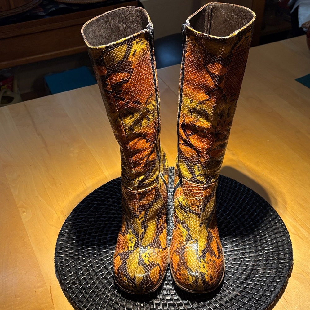 EUC Italian Snakeskin Sz8M Heeled Boots